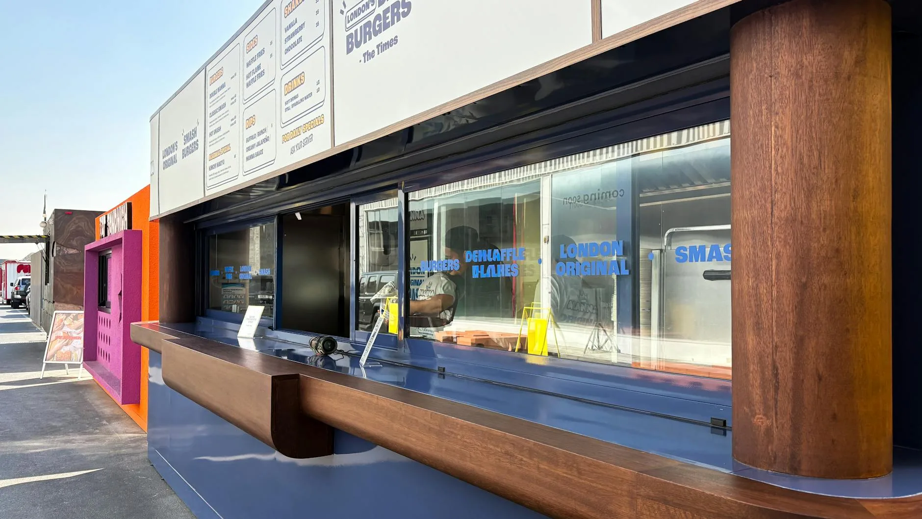 Kolorowy food truck z menu przygotowany do sprzedaży na wydarzeniu