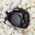 Lustrzanka Canon zabezpieczona wypełnieniem ochronnym w pudelku