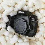 Lustrzanka Canon zabezpieczona wypełnieniem ochronnym w pudelku