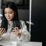Kobieta rozpakowuje nowy smartfon w domu