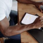 Freelancer w domu pracuje na tablecie i laptopie