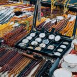 Kolorowa biżuteria i zegarki na straganie w zatłoczonym bazarze w Stambule
