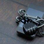 Smartfon opleciony łańcuchem z kłódką jako symbol ochrony danych