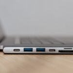 Dlaczego laptop nie wykrywa monitora przez USB-C? Lista przyczyn i rozwiązań Szary hub USB-C z wieloma portami podłączony do laptopa